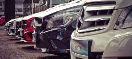 Poleasingowe Mercedesy ustawione w rzędzie