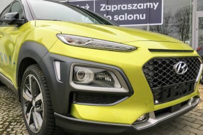 Hyundai Kona przed salonem sprzedaży