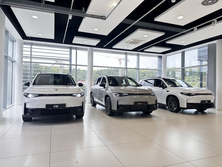 Modele Leapmotor C10 stojące w salonie samochodowym