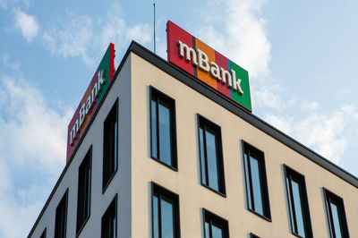 Budynek oddziału mbanku z widocznym logo