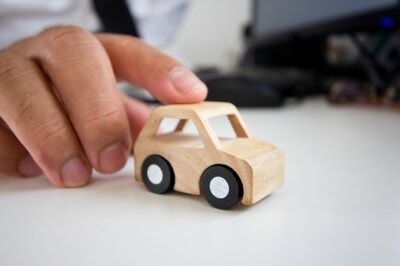 Drewniany samochodzik zabawka
