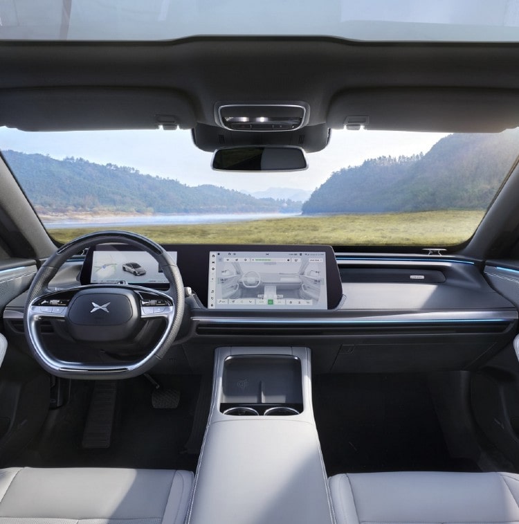 Jasne wnętrze z panoramicznym dachem Xpeng P7
