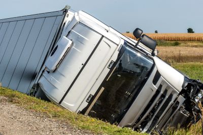 Przewrócona ciężarówka na poboczu – ubezpieczenie GAP może pomóc w pokryciu strat finansowych po wypadku