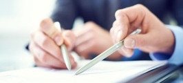 Zbliżenie na kalendarz z zaznaczoną na czerwono datą 30. Symbol przypomnienia lub ważnego terminu
