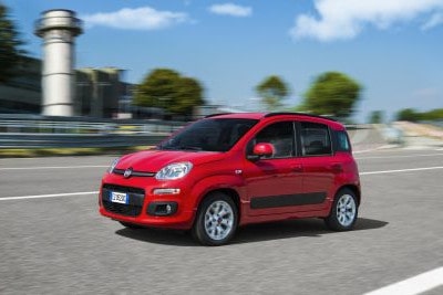 Czerwony Fiat Panda podczas jazdy na ulicy