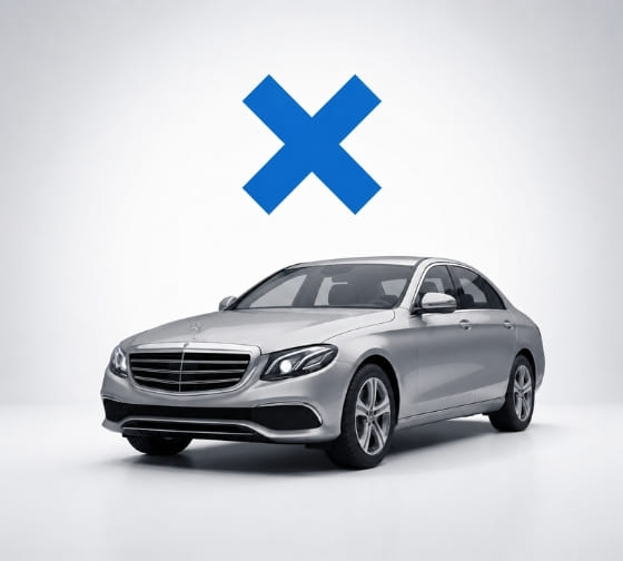 Trudny Leasing - oferty specjalne Srebrny samochód osobowy z niebieskim symbolem „X”, symbolizujący trudny leasing i odmowę finansowania przez część leasingodawców.