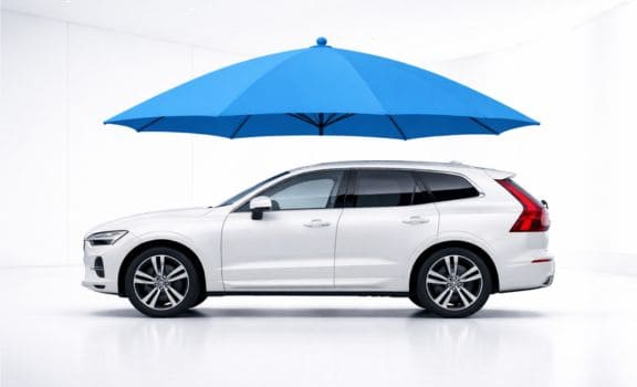 Volvo w jasnym, minimalistycznym studiu z niebieskim parasolem ochronnym nad dachem