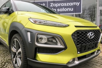 Hyundai Kona przed salonem