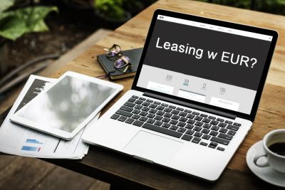 Laptop stojący na biurku z otwartą stroną internetową o tytule Leasing w EUR?