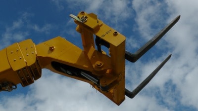 Leasing wózków widłowych Widelec wózka widłowego na tle nieba