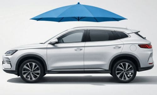 Chińskie auto z parasolem ochronnym symbolizującym ubezpieczenie GAP
