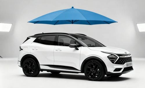 Kia Sportage w białym kolorze z parasolem ochronnym symbolizującym ubezpieczenie GAP