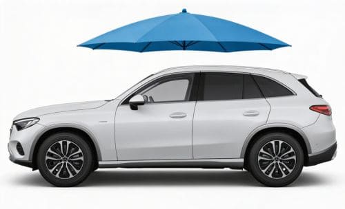 Mercedes-Benz GLC w białym kolorze z parasolem ochronnym symbolizującym ubezpieczenie GAP
