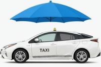 Biała taksówka, Toyota Prius pod niebieskim parasolem symbolizującym ochronę ubezpieczenia GAP