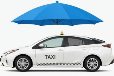 Biała taksówka, Toyota Prius pod niebieskim parasolem symbolizującym ochronę ubezpieczenia GAP