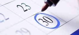 Zbliżenie na kalendarz z zaznaczoną na niebiesko datą 30. Symbol przypomnienia lub ważnego terminu