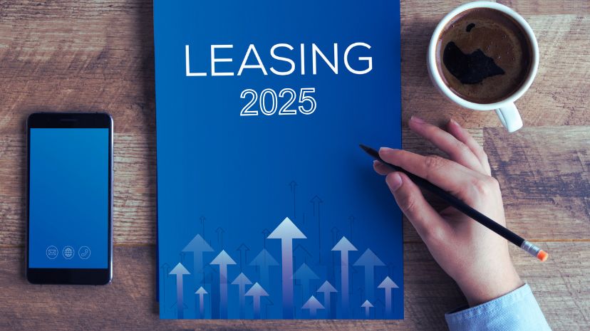 Okładka z napisem 'Leasing 2025', przedstawiająca rosnące strzałki symbolizujące wzrost, obok leżą telefon, długopis i filiżanka kawy