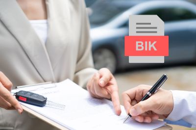 Osoby podpisujące umowę leasingową, z symbolem BIK w tle, ilustrujące kontekst artykułu o leasingu bez sprawdzania baz dłużników