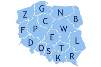 Mapa Polski z granicami województw i literami oznaczającymi wyróżniki tablic rejestracyjnych