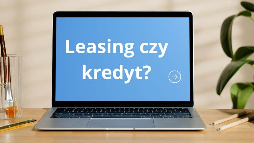 Laptop z napisem "Leasing czy kredyt?" – porównanie form finansowania