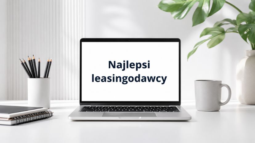 Laptop na biurku z napisem "Najlepsi leasingodawcy" na ekranie.