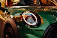 Prawy przód nowego zielonego samochodu Mini Copper