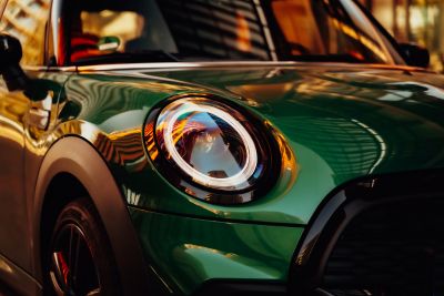 Prawy przód nowego zielonego samochodu Mini Copper