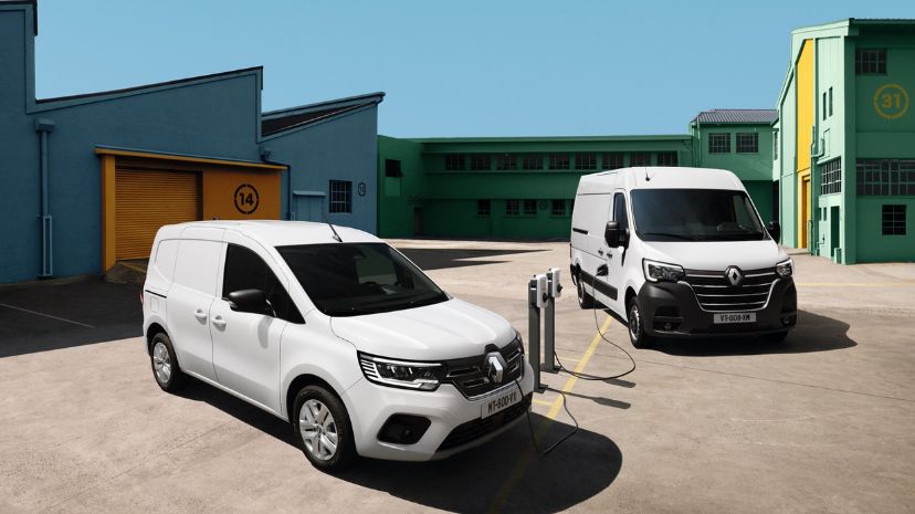 Dwa modele Renault Master na parkingu podczas ładowania