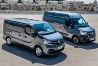 Dwa modele Renault Master na parkingu