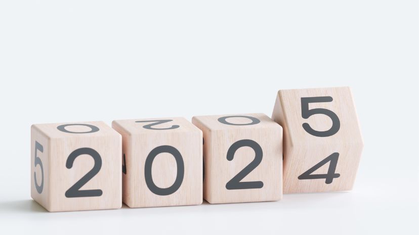Kości z cyframi zmieniające się z 2024 na 2025, symbolizujące przejście między latami