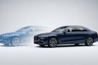 Dwa samochody obok siebie – jeden wyraźny, drugi półprzezroczysty na jasnym tle