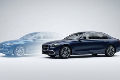 Dwa samochody obok siebie – jeden wyraźny, drugi półprzezroczysty na jasnym tle