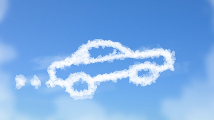 Chmury na niebie uformowane w kształt samochodu, symbolizujące marzenia o posiadaniu auta