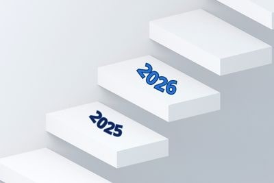 Symboliczne przejście z roku 2025 na 2026 przedstawione jako schody w odcieniach niebiesko-białych.