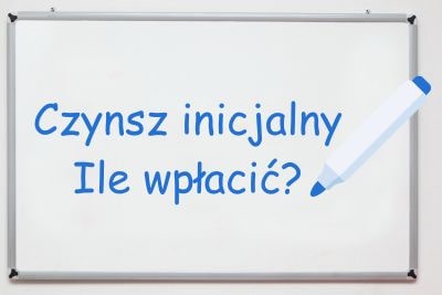 Tablica z napisem „Czynsz inicjalny – ile wpłacić?” i niebieskim markerem
