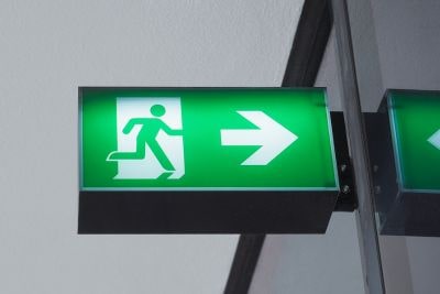 Znak ewakuacyjny – zielona tablica z piktogramem wyjścia w prawo